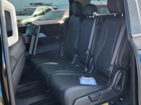 New 2025 Kia Carnival SX image 14