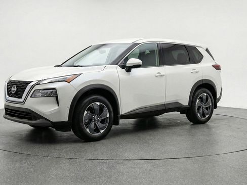 Used 2025 Nissan Rogue SV image 3