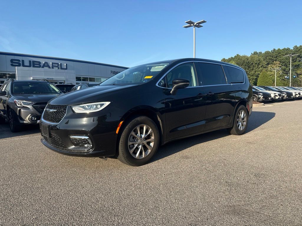 Used 2023 Chrysler Pacifica Touring-L AWD/4WD image 2