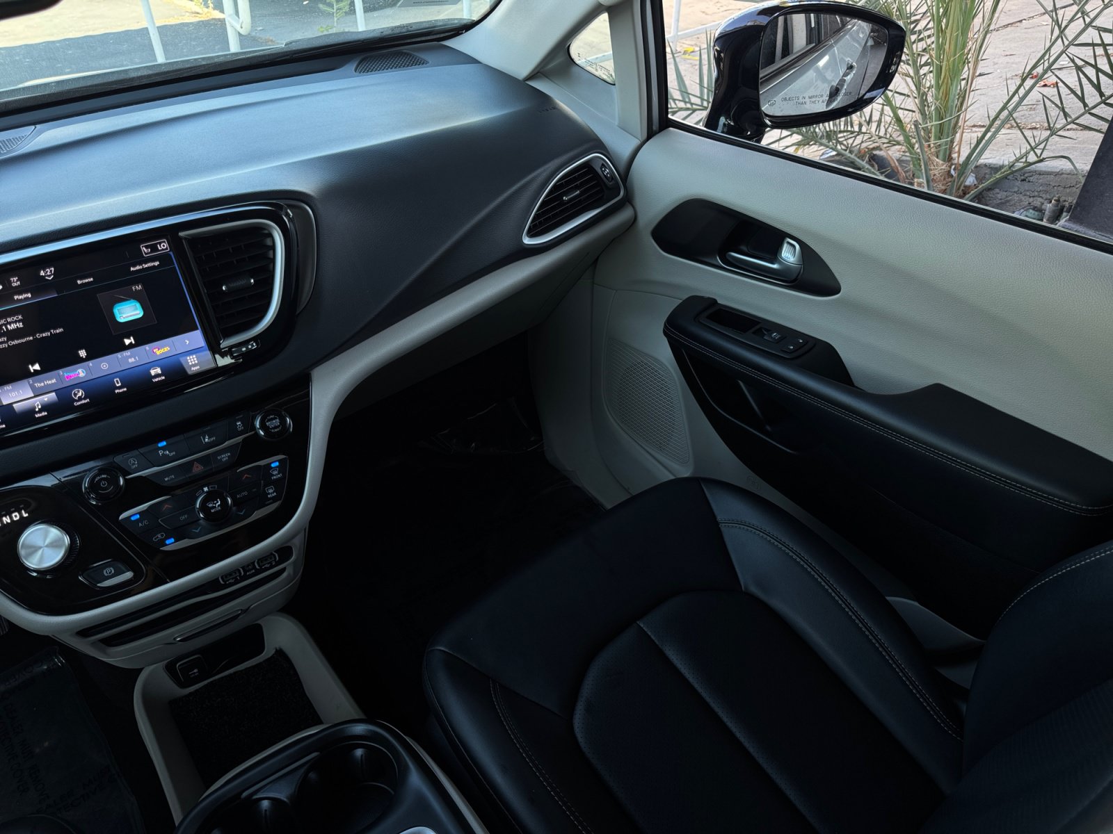 Used 2024 Chrysler Pacifica Touring-L FWD image 17