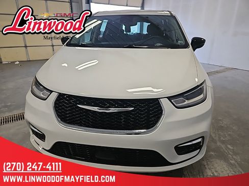 Used 2024 Chrysler Pacifica Touring-L image 3