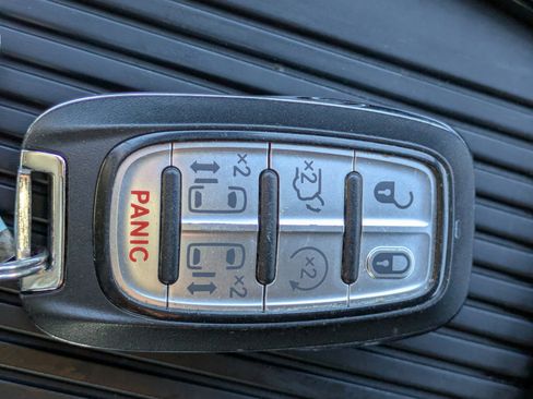 Used 2021 Chrysler Pacifica Touring-L w/ Uconnect Theater Family Group image 33