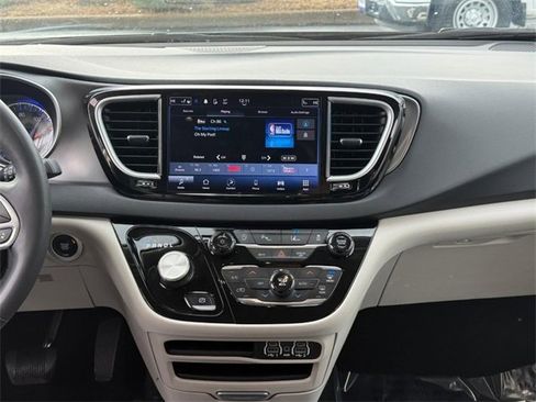 Used 2023 Chrysler Pacifica Touring-L image 14