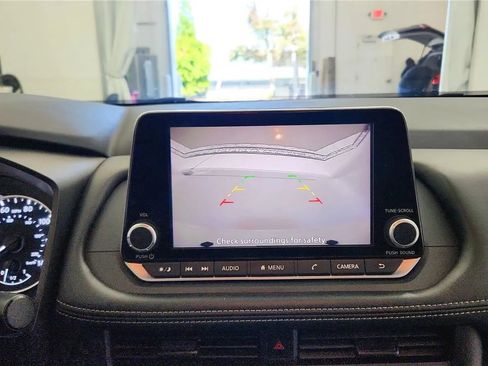 Used 2024 Nissan Rogue S FWD image 25