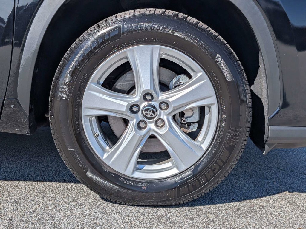 Used 2025 Toyota Highlander LE FWD image 10