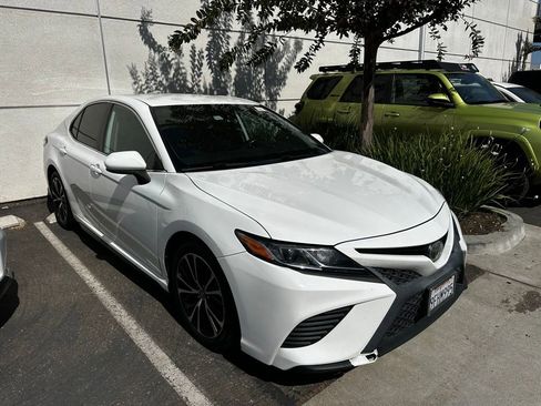 Used 2019 Toyota Camry SE w/ Carpet Mat Package FWD image 5