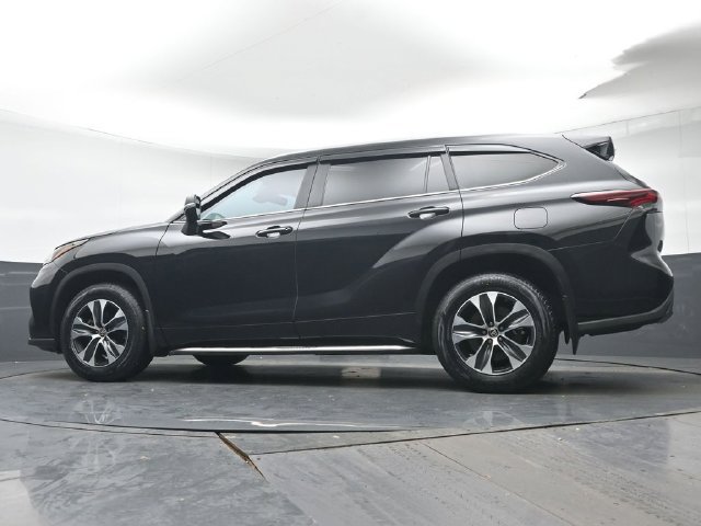 Used 2025 Toyota Highlander XLE AWD/4WD image 32