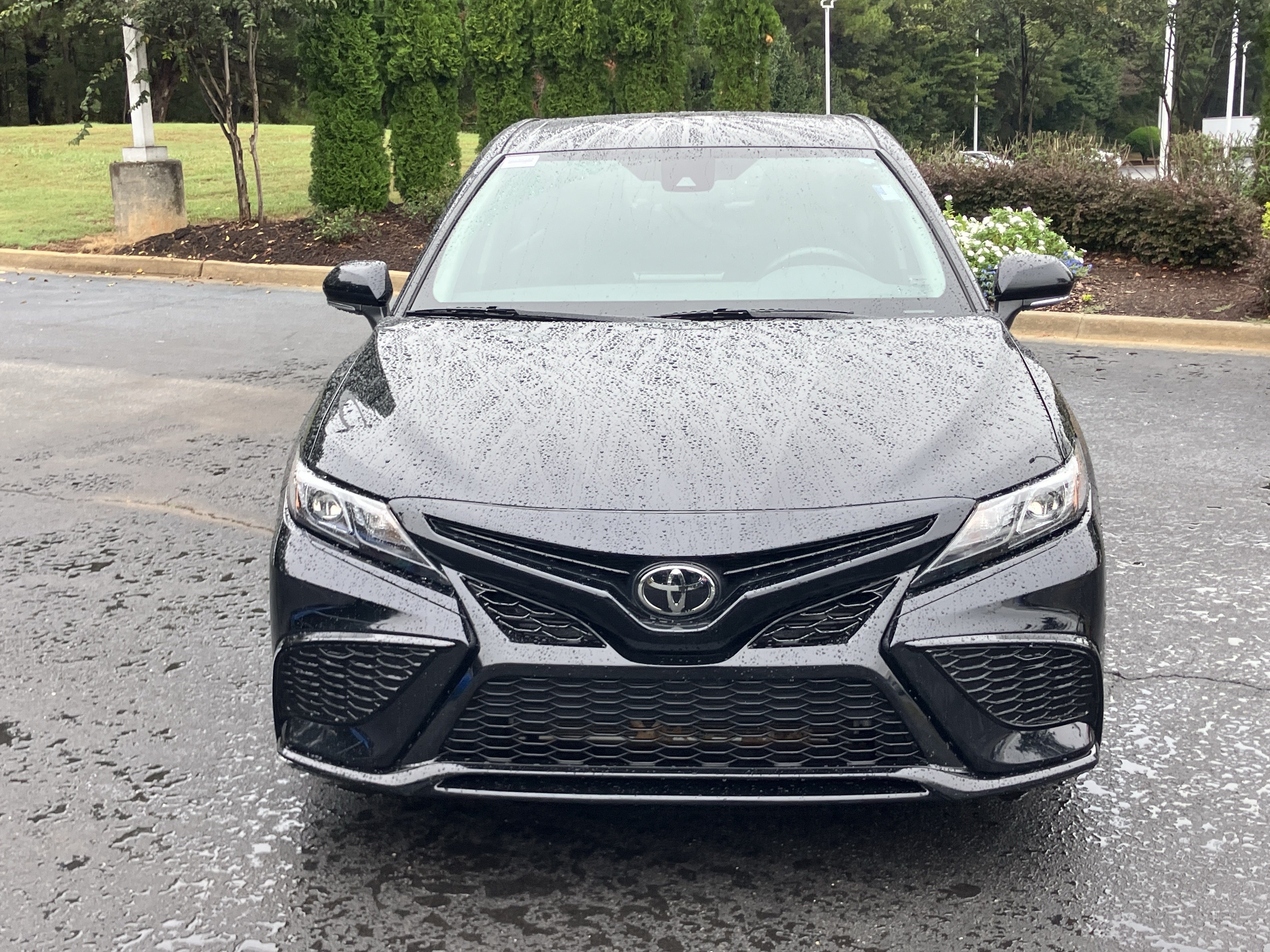 Used 2022 Toyota Camry SE FWD image 3