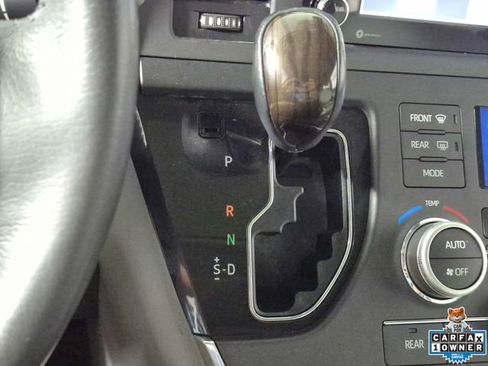 Used 2018 Toyota Sienna XLE Premium FWD image 18