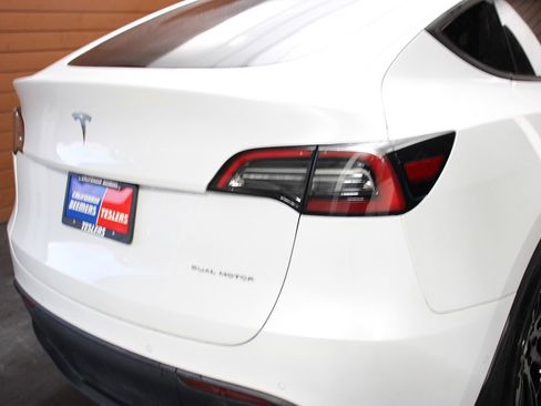 Used 2022 Tesla Model Y Long Range image 3