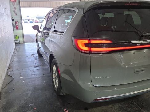 Used 2025 Chrysler Pacifica Select FWD image 5