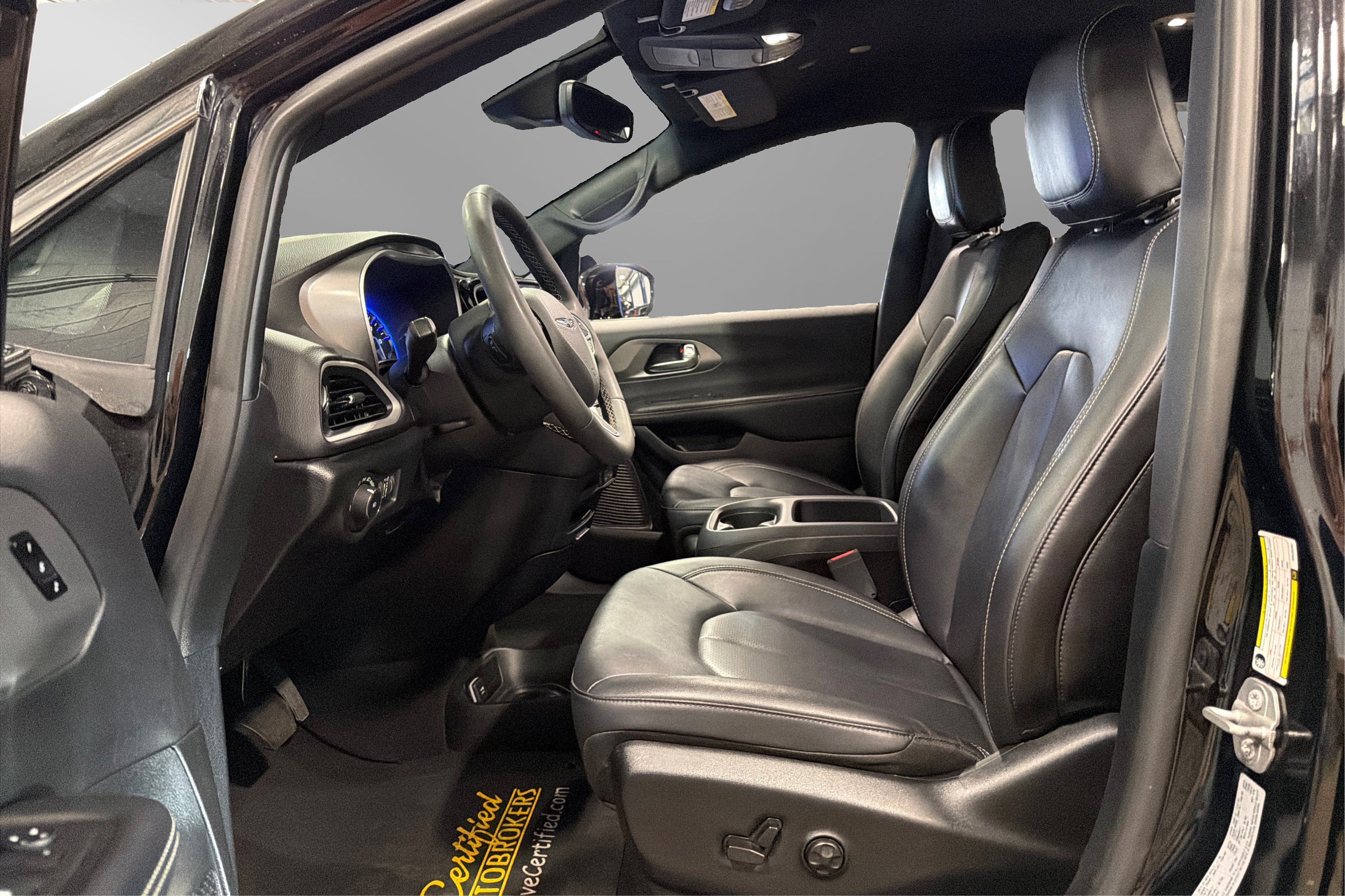 Used 2025 Chrysler Pacifica Select FWD image 18