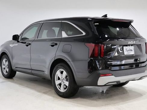 Used 2025 Kia Sorento LX FWD image 6