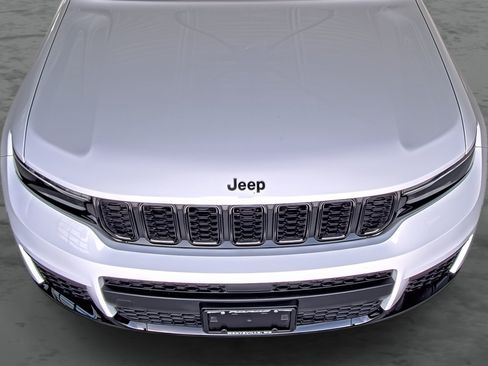 Used 2024 Jeep Grand Cherokee L Altitude AWD/4WD image 18