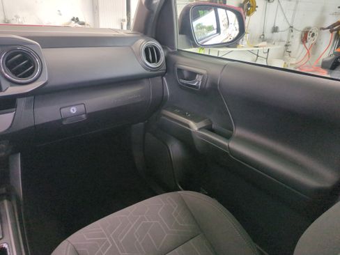 Used 2018 Toyota Tacoma TRD Off-Road image 19