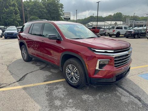 Certified 2025 Chevrolet Traverse LT w/ Driver Confidence Package FWD image 8