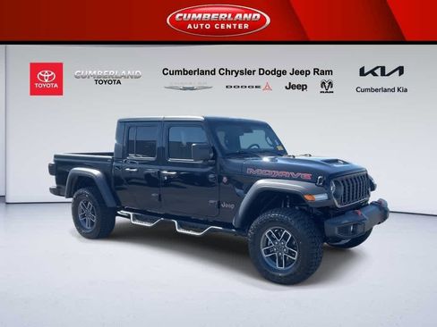 Used 2025 Jeep Gladiator Mojave w/ Convenience Group image 2