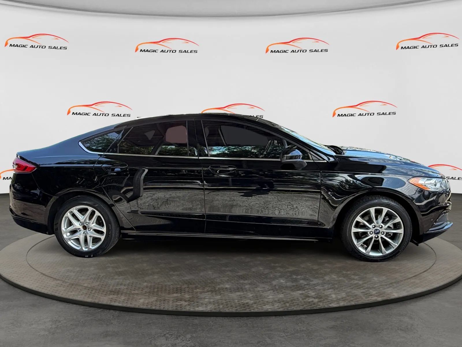 Used 2017 Ford Fusion SE w/ Fusion SE Technology Package FWD image 6