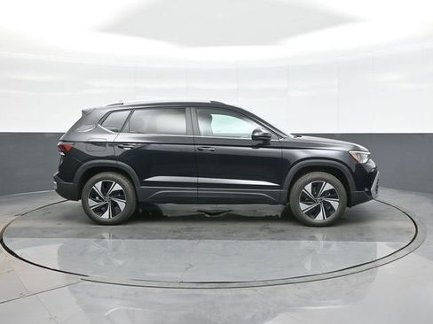 New 2026 Volkswagen Taos SE image 8