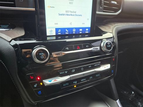Used 2022 Ford Explorer Platinum w/ Technology Package image 17