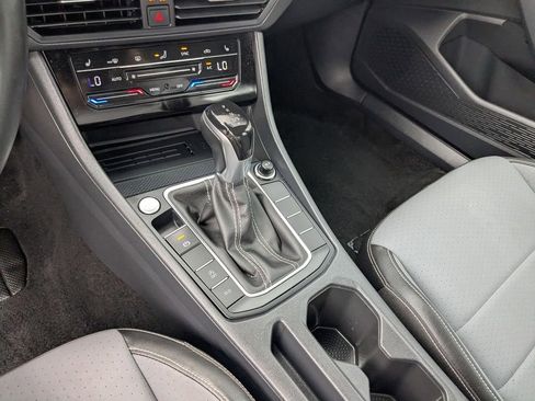Used 2025 Volkswagen Jetta SE image 22