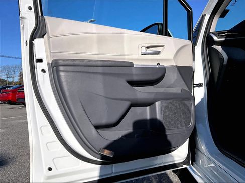 Used 2024 Toyota Sienna XLE image 9