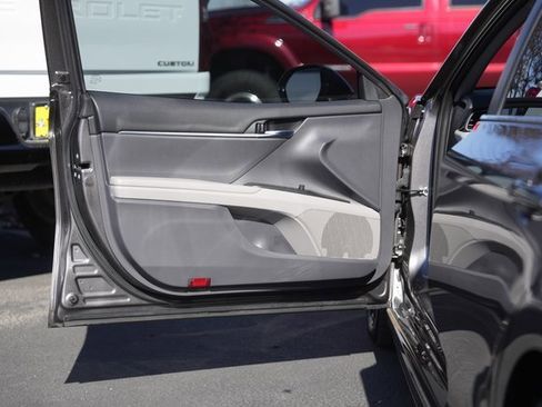 Used 2022 Toyota Camry SE image 29