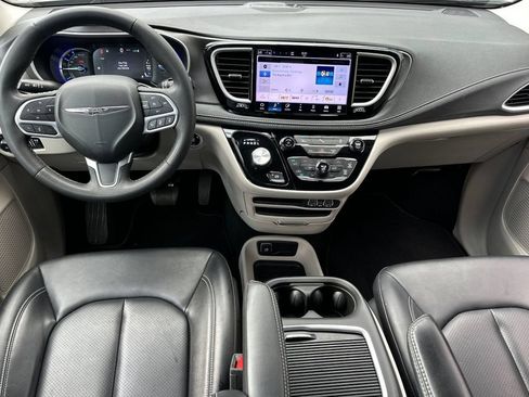 Used 2024 Chrysler Pacifica Limited FWD image 13