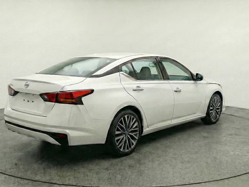 Used 2025 Nissan Altima 2.5 SV FWD image 9