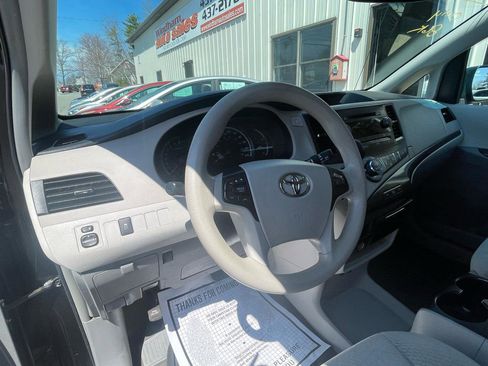 Used 2014 Toyota Sienna LE image 15