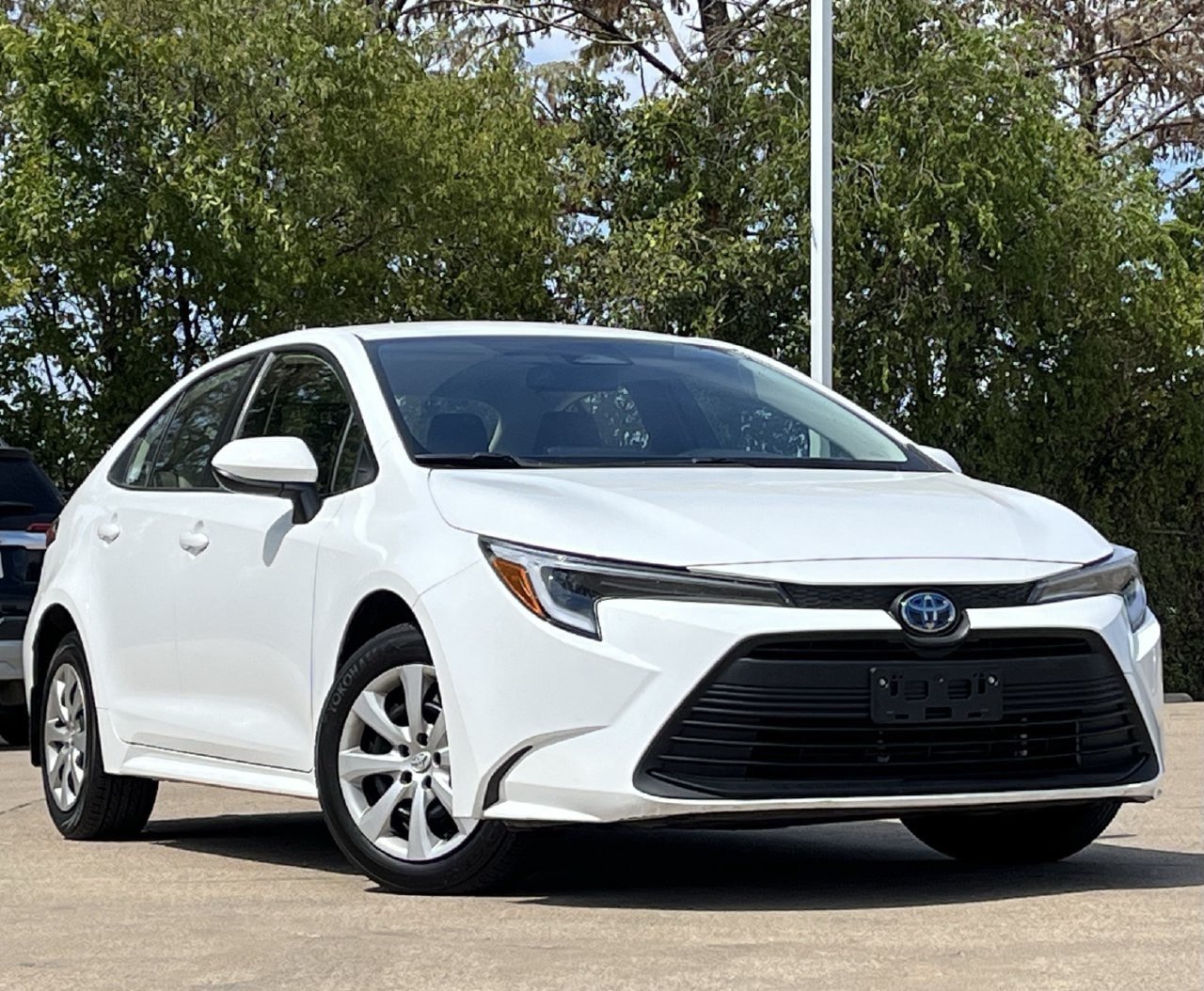 Used 2025 Toyota Corolla LE FWD image 2