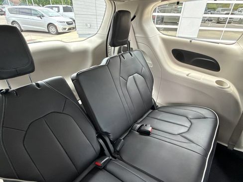 Used 2023 Chrysler Pacifica Limited AWD/4WD image 37