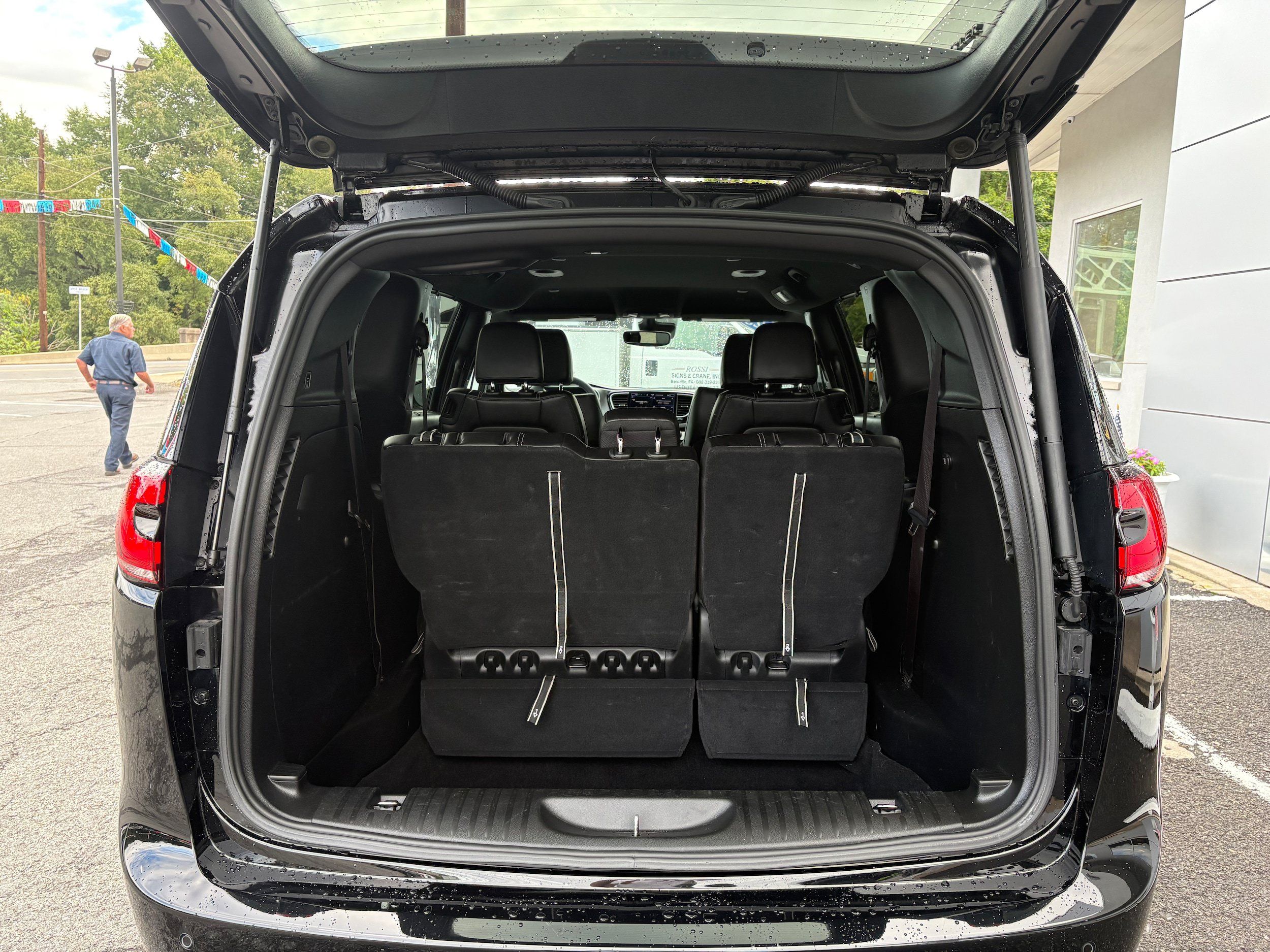 Certified 2025 Chrysler Pacifica Select FWD image 11