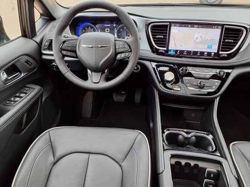 New 2026 Chrysler Pacifica Limited w/ S Appearance Package image 2