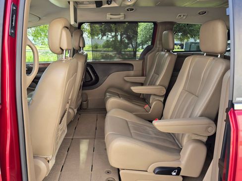 Used 2014 Chrysler Town & Country Touring-L w/ Driver Convenience Group FWD image 41
