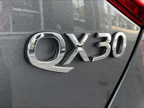 Used 2019 INFINITI QX30 w/ Navigation Package image 9