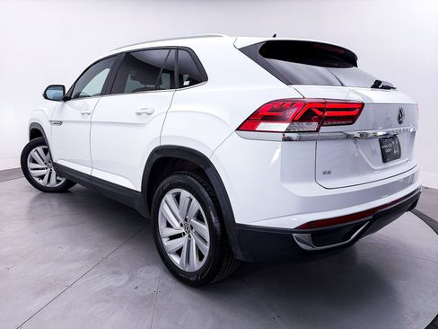 Used 2023 Volkswagen Atlas Cross Sport SE w/ Panoramic Sunroof Package FWD image 2