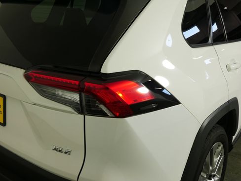 Used 2020 Toyota RAV4 XLE Premium image 10