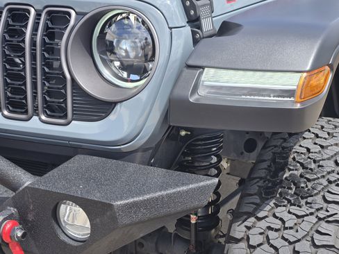 Used 2024 Jeep Gladiator Rubicon image 6