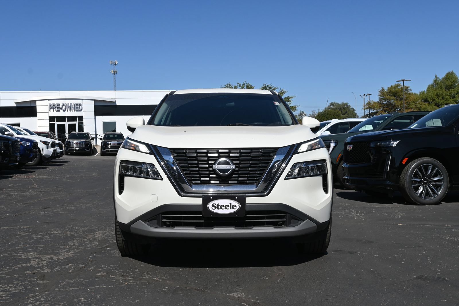 Used 2023 Nissan Rogue SV FWD image 2