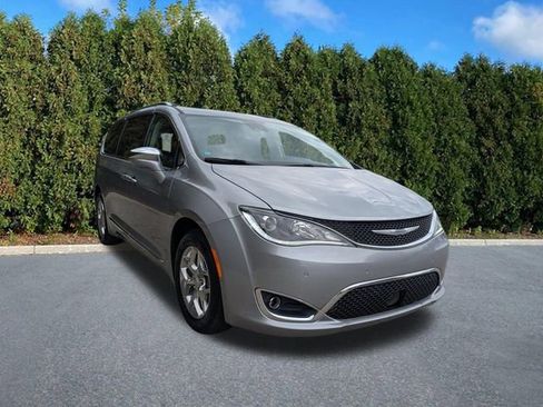 Used 2019 Chrysler Pacifica Limited w/ Advanced Safetytec Group image 3