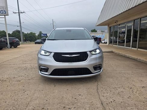 Used 2024 Chrysler Pacifica Touring-L FWD image 2