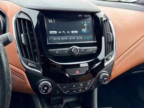 Used 2018 Chevrolet Cruze Premier image 19