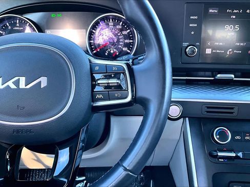 Used 2024 Kia Carnival LX image 23