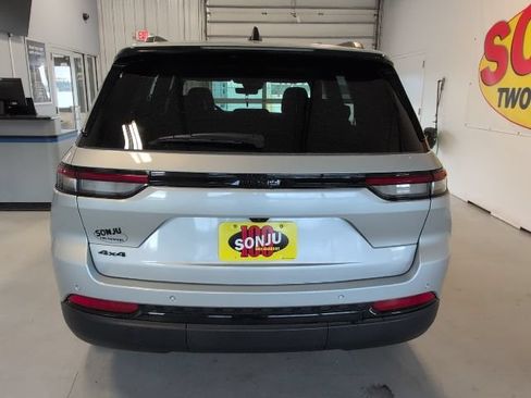 Used 2025 Jeep Grand Cherokee Altitude AWD/4WD image 4