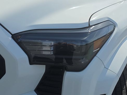 Used 2025 Toyota Tacoma SR5 AWD/4WD image 30