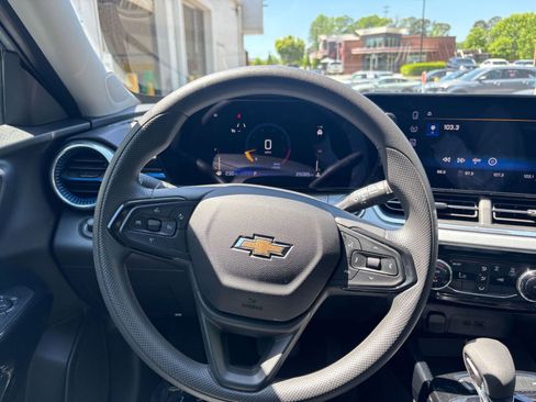 Used 2025 Chevrolet Trax LT image 35