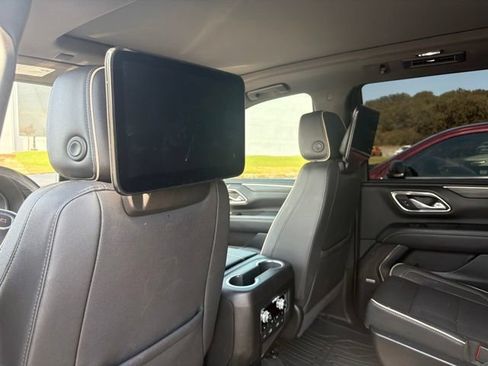 Used 2024 GMC Yukon SLT w/ SLT Premium Package AWD/4WD image 4