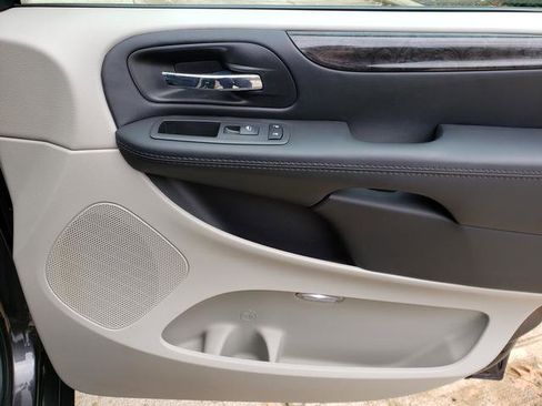 Used 2018 Dodge Grand Caravan SE w/ UConnect Hands-Free Group image 18