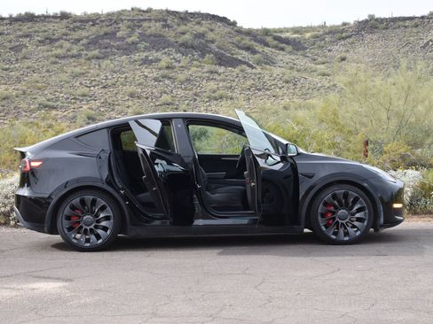 Used 2022 Tesla Model Y Performance image 10